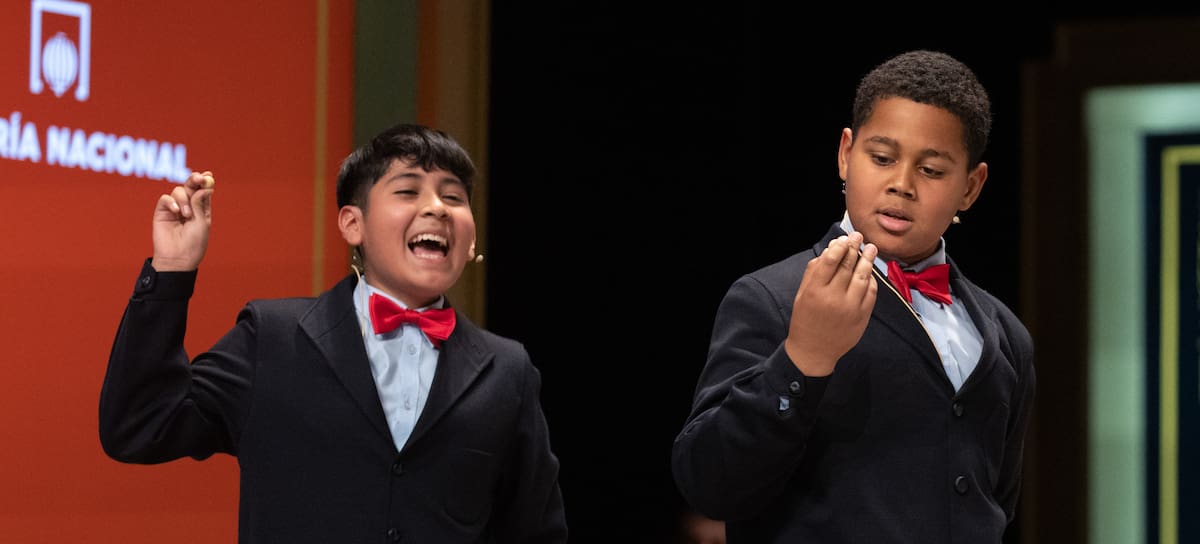 Niños de San Ildefonso cantando premios en el Teatro Real de Madrid en el Sorteo de Lotería de Navidad de 2022.