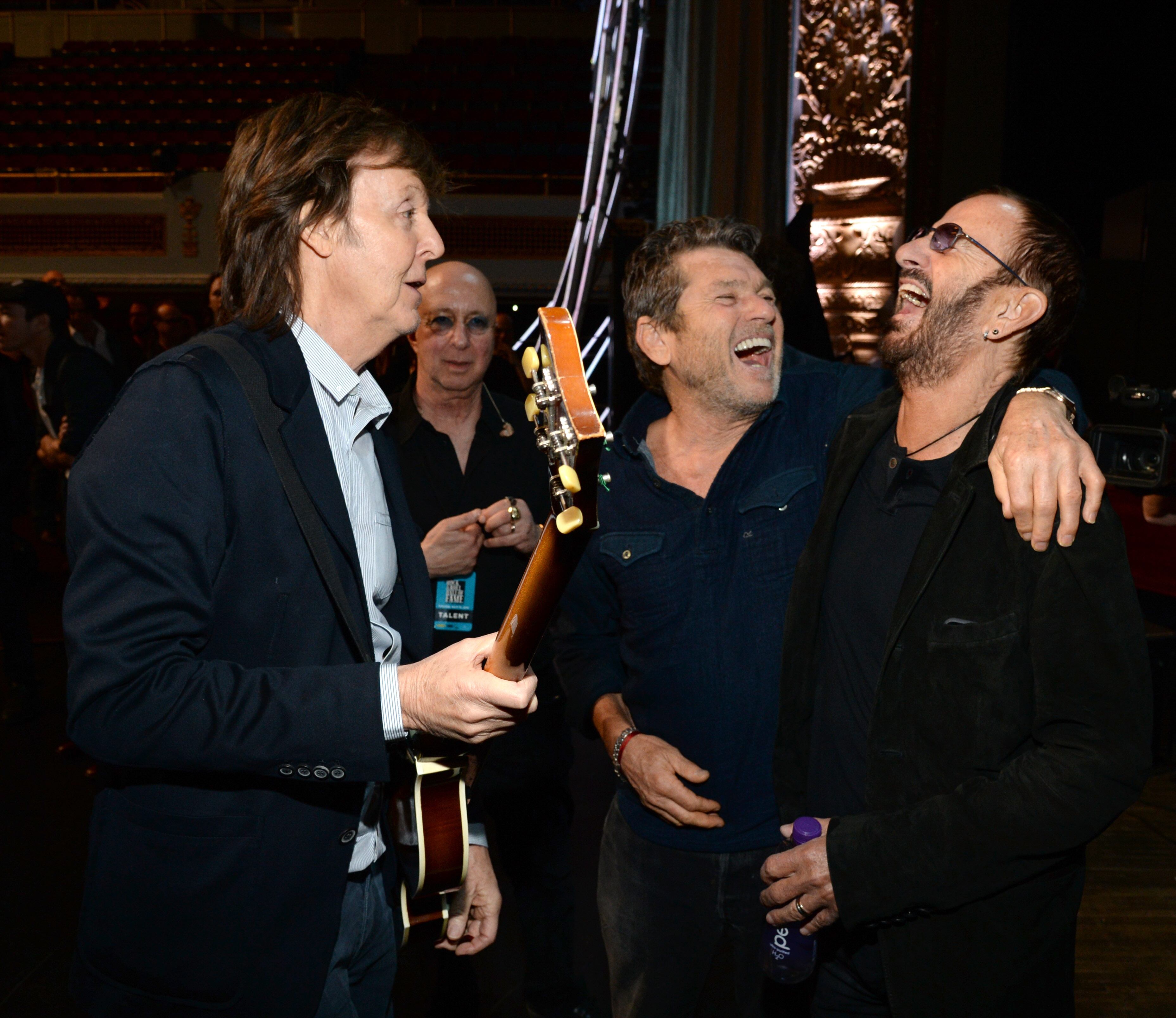 El empresario Jann Wenner, junto a Paul McCartney y Ringo Starr en la ceremonia de inducción al Salón de la Fama del Rock & Roll del 2015.