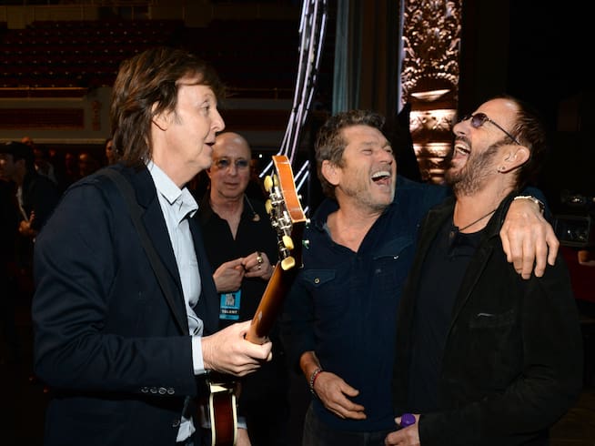 El empresario Jann Wenner, junto a Paul McCartney y Ringo Starr en la ceremonia de inducción al Salón de la Fama del Rock & Roll del 2015.
