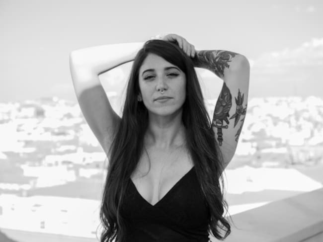 Bely posa para LOS40 en la terraza de nuestra redacción