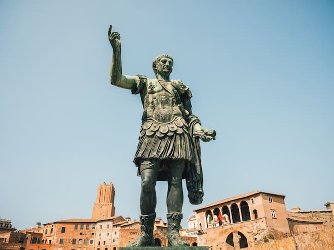 Estatua del emperador Trajano en Roma.