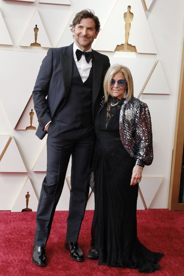 Bradley Cooper y su madre, Gloria Campano, en los Premios Oscar 2022.