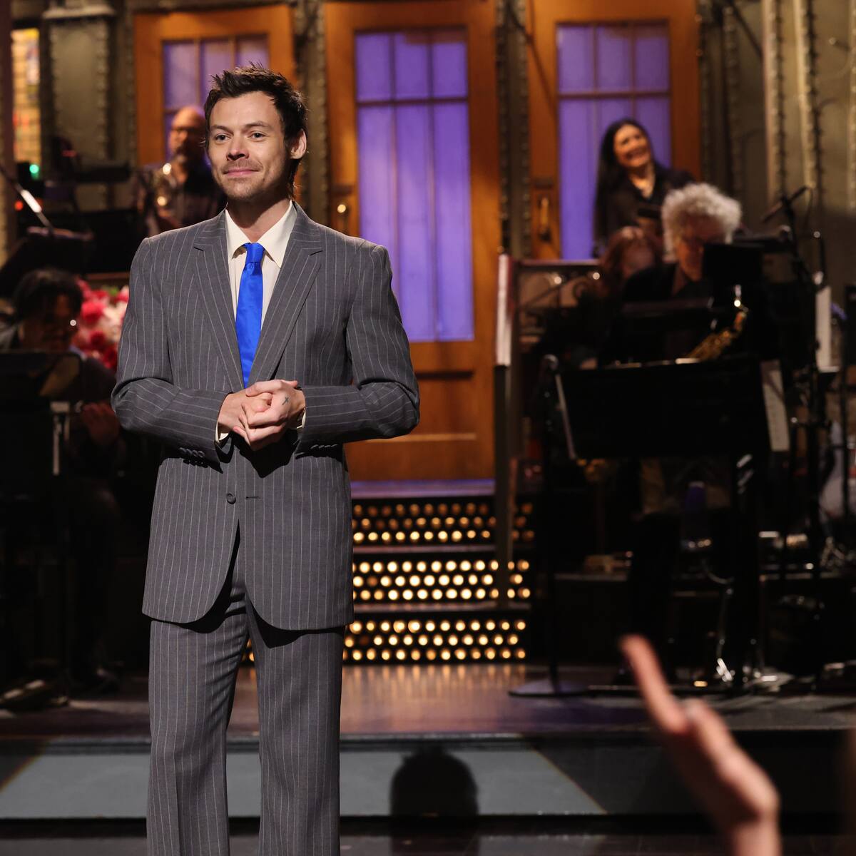 Harry Styles se burla de las críticas de queerbating y juega con su físico en su visita a SNL