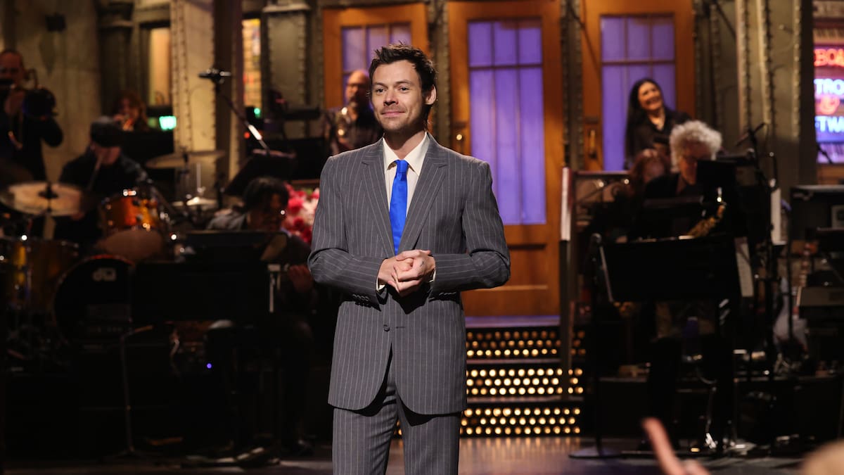 Harry Styles se burla de las críticas de queerbating y juega con su físico en su visita a SNL