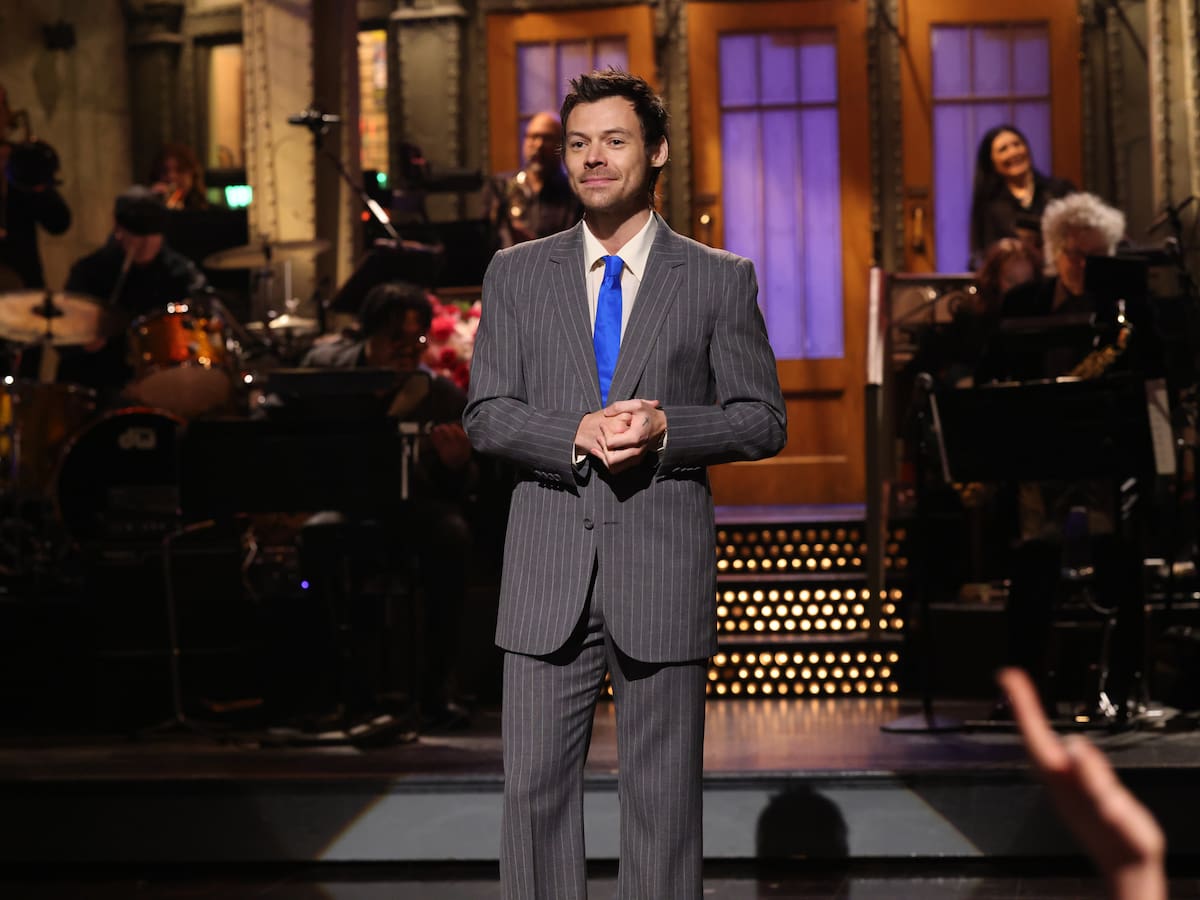 Harry Styles se burla de las críticas de queerbating y juega con su físico en su visita a SNL