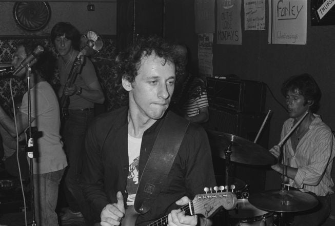 El guitarrista Mark Knopfler y el baterista Pick Withers, fotografiados en 1977.