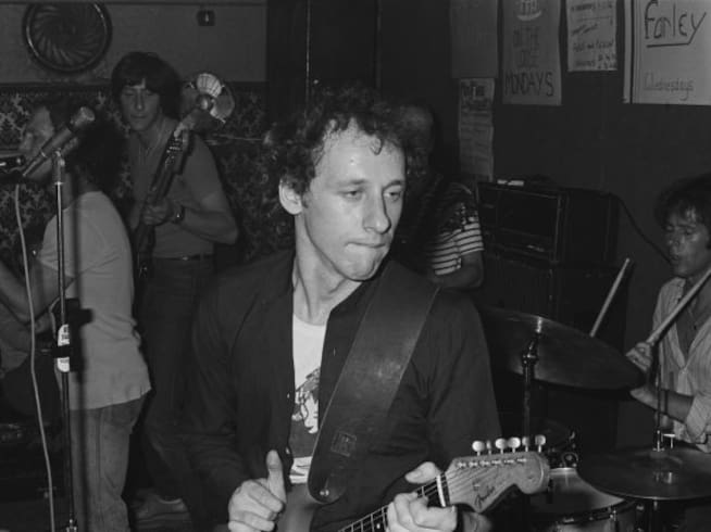 El guitarrista Mark Knopfler y el baterista Pick Withers, fotografiados en 1977.