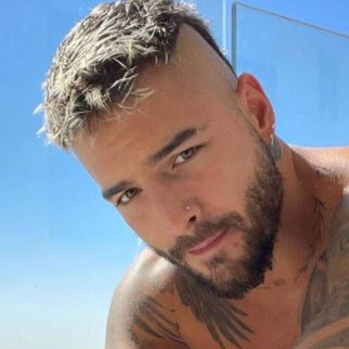 Se enojó: Maluma golpeó a un fan que no quería soltarlo