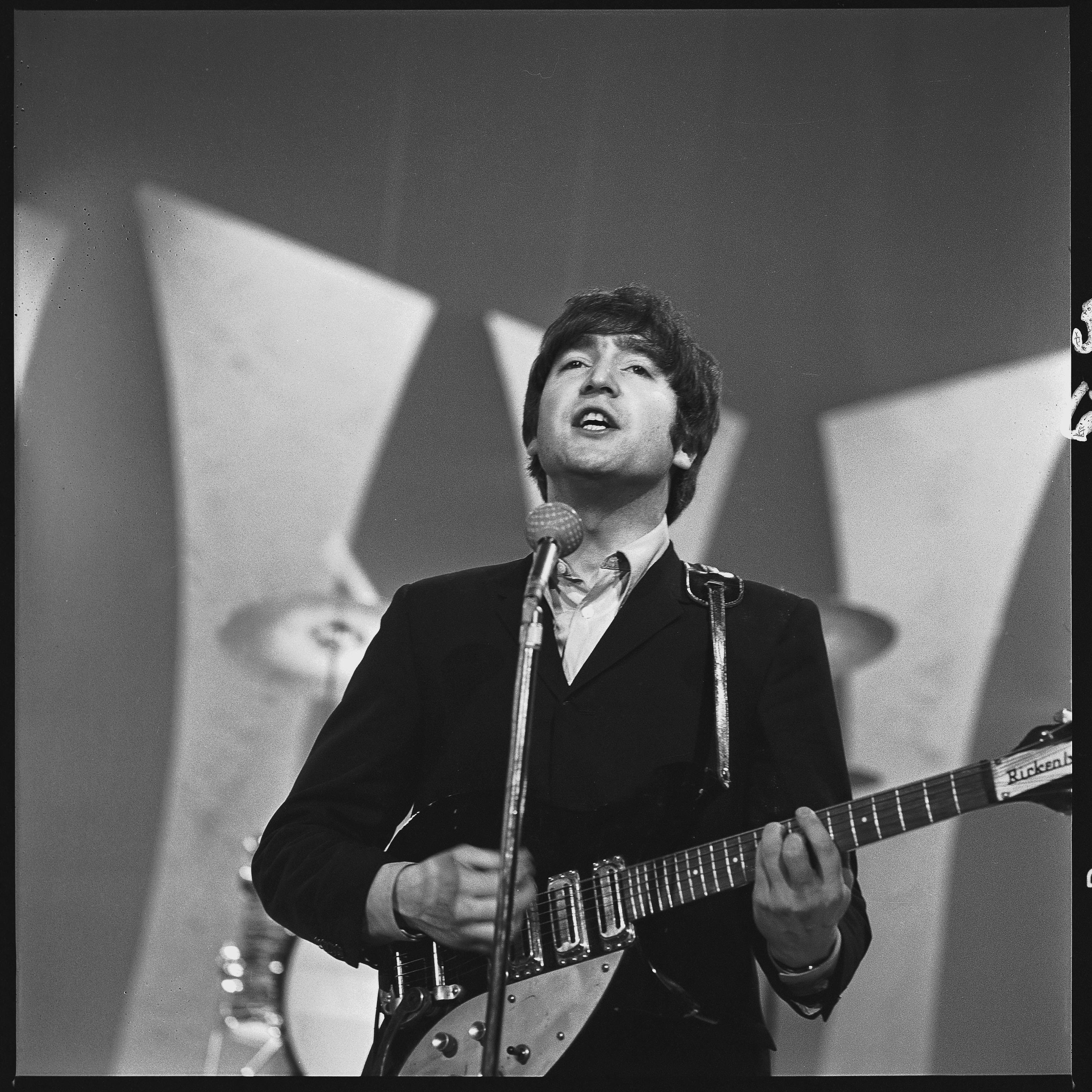 John Lennon en The Ed Sullivan Show en 1964