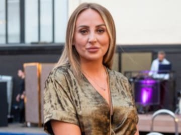 Aluvión de críticas a Rocío Flores por el topless de su felicitación de año nuevo: “No entiendo esta foto”