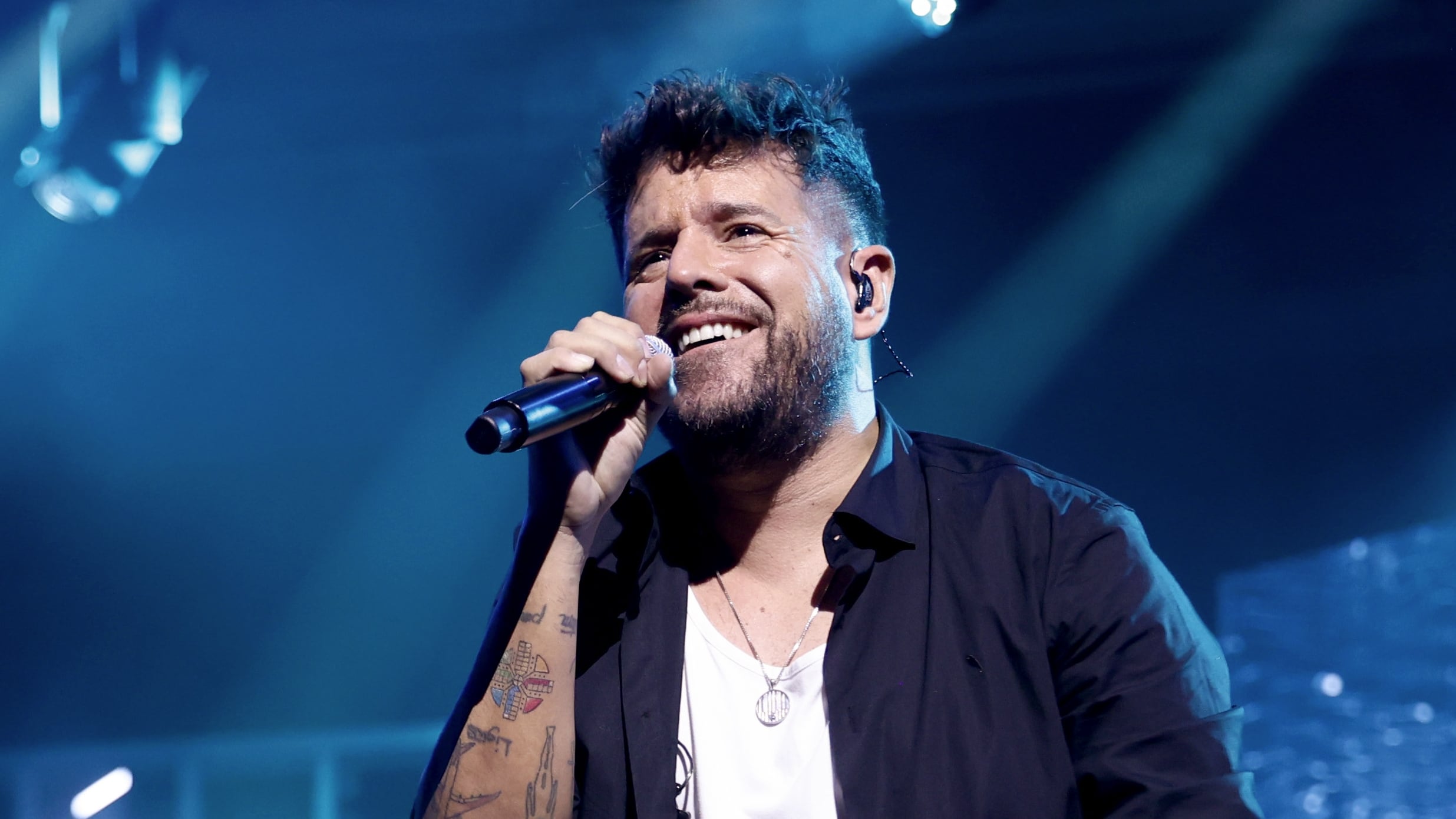 Pablo López en el escenario de los Grammy Latinos 2025