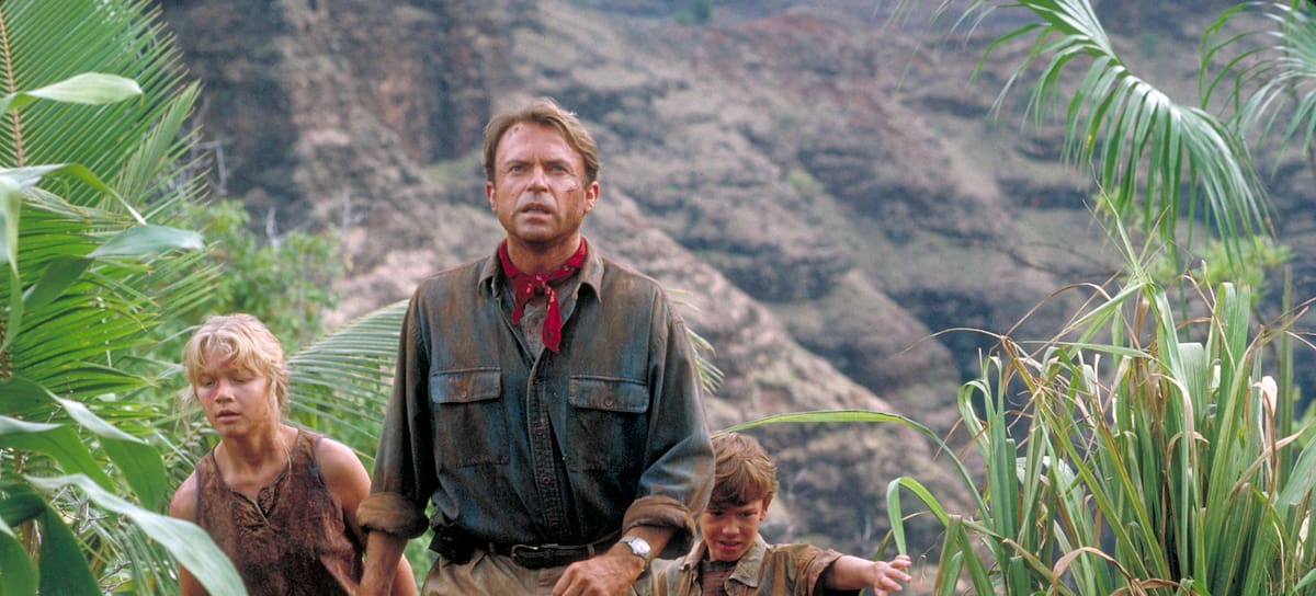 El actor Sam Neill en el papel del Dr. Alan Grant, junto a Ariana Richards (izquierda) y Joseph Mazzello (derecha) en los papeles de Lex y Tim, en una escena de la película 'Jurassic Park', de 1993.