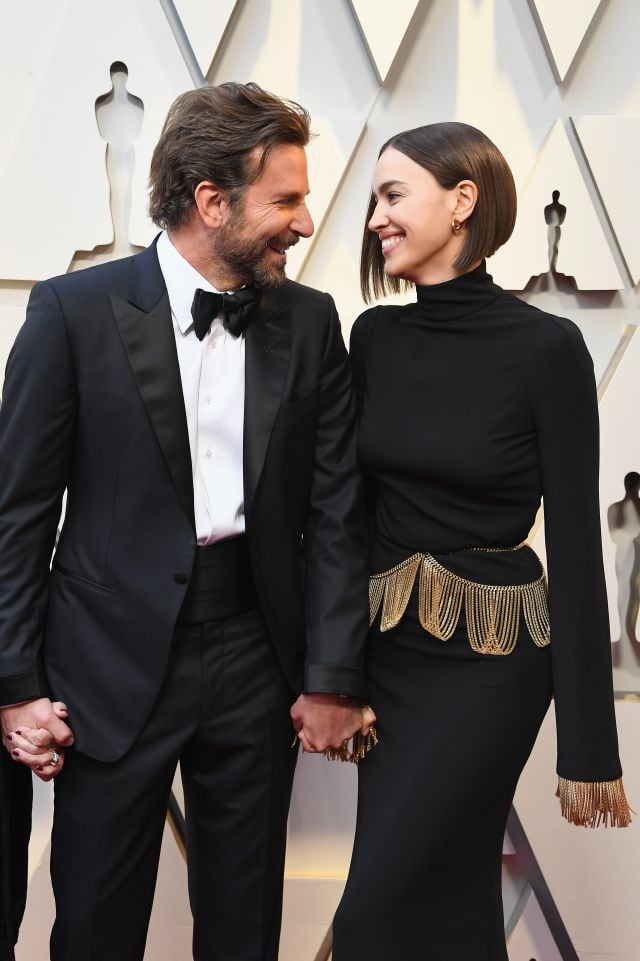 Bradley Cooper e Irina Shayk en la alfombra roja de los Oscar.