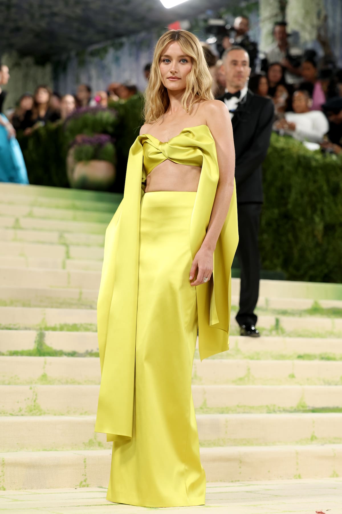 La chica del momento dejó a un lado su estilismo monocromático a lo Carolyn Bessette y se atrevió con este dos piezas de Loewe en amarillo grisáceo satinado.