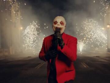 The Weeknd aparece en los American Music Awards con la cara magullada y completamente vendada, ¿por qué?