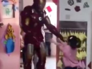 Llegó a la escuela de su pequeña hija disfrazado de Iron Man y se viralizó