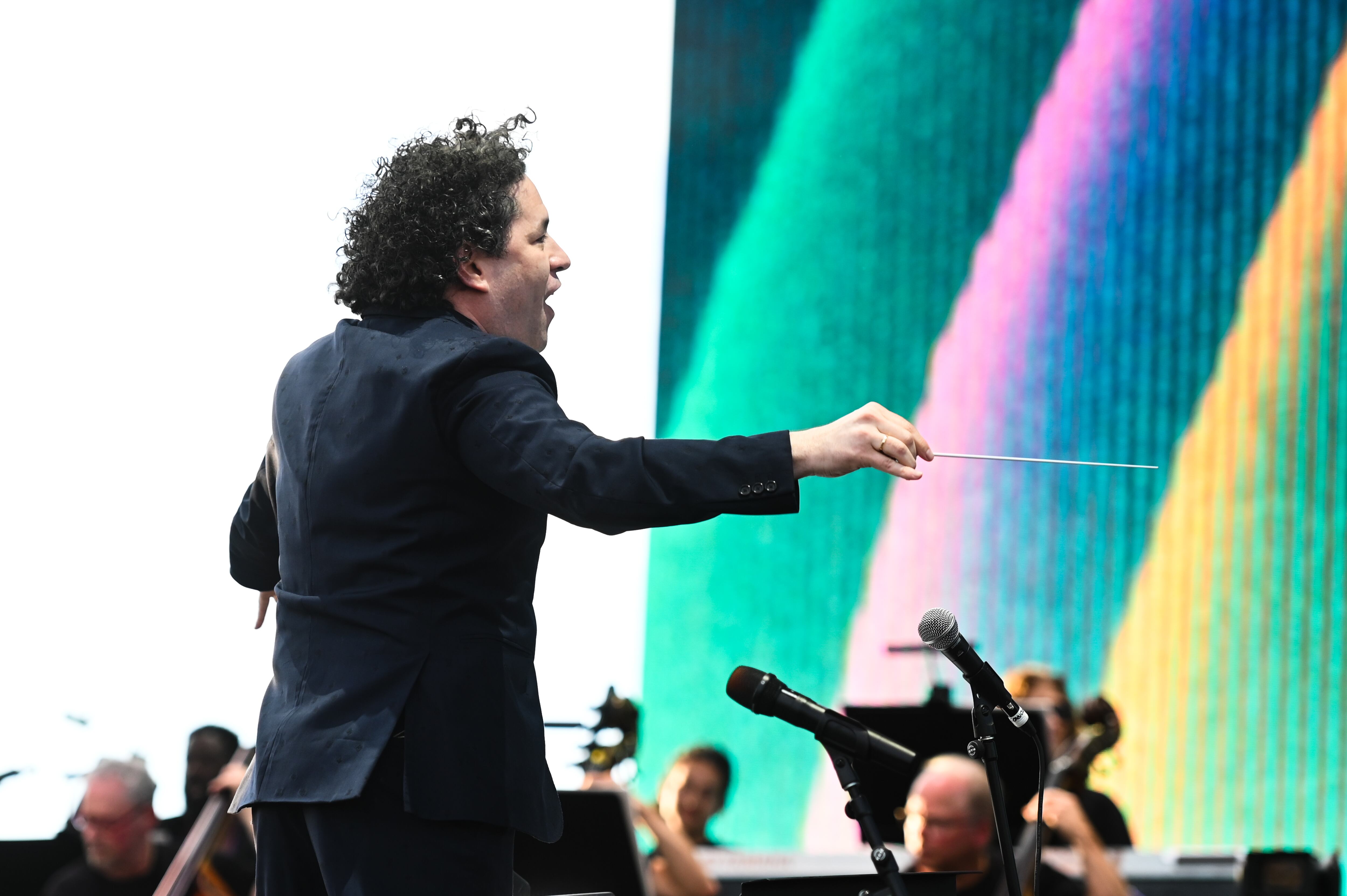 El marido de nuestra María Valverde, Gustavo Dudamel, se ha puesto al frente de la Filarmónica de Los Ángeles en Coachella.