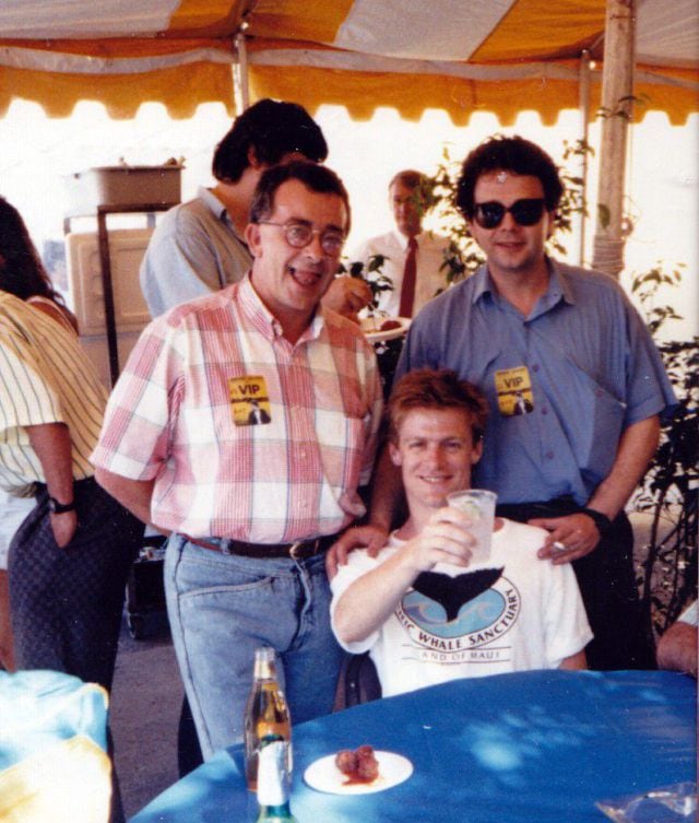 Bryan Adams, brindando después de una comida con Luis Merino (derecha), y Carlos Arko (izquierda).