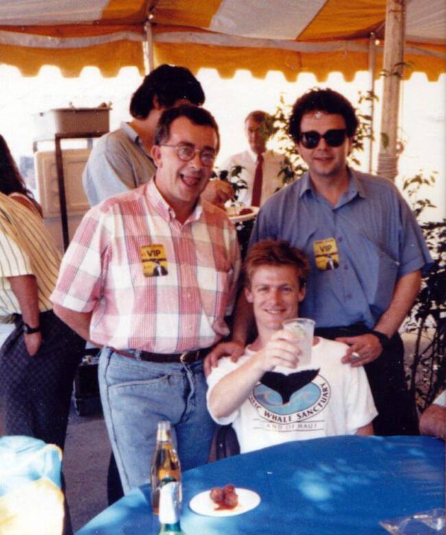 Bryan Adams, brindando después de una comida con Luis Merino (derecha), y Carlos Arko (izquierda).