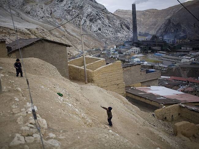 Dos niños juegan en las inmediaciones de la mina de La Oroya, en Perú.