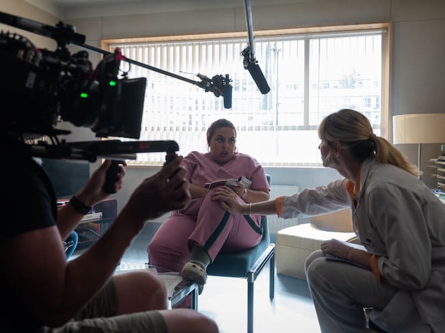 Blanca Martínez como Blanca y Abril Zamora como Neus en el rodaje de 'Respira'. /. Carla Oset/Netflix