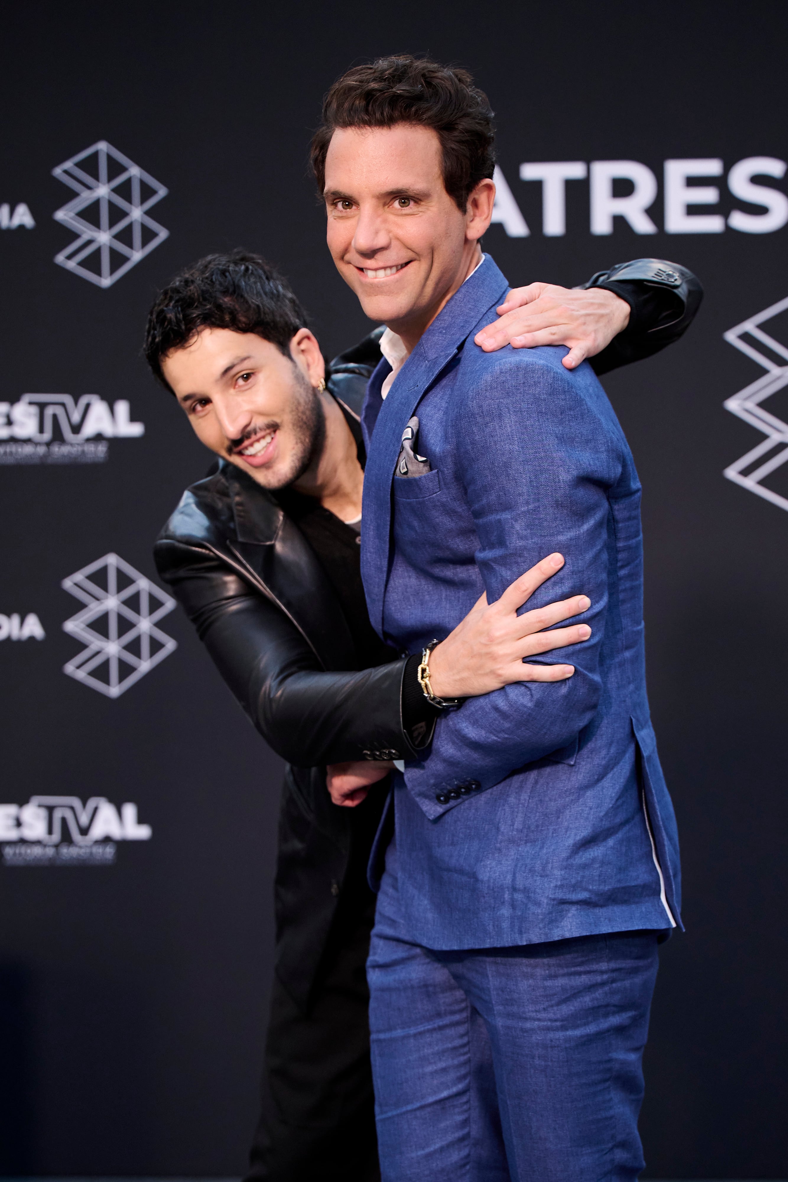 Sebastián Yatra y Mika presentando en &#039;La Voz&#039; durante el &#039;FesTVal 2025&#039;.