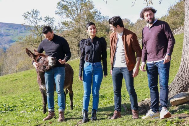 El reparto de &#039;Dos vacas y una burra&#039; durante el rodaje