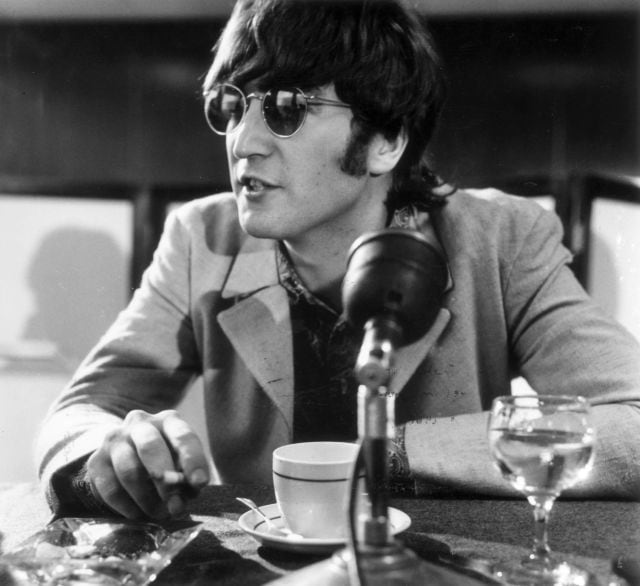 John Lennon, en una rueda de prensa en el aeropuerto de Londres después de su llegada de Manila en 1966.