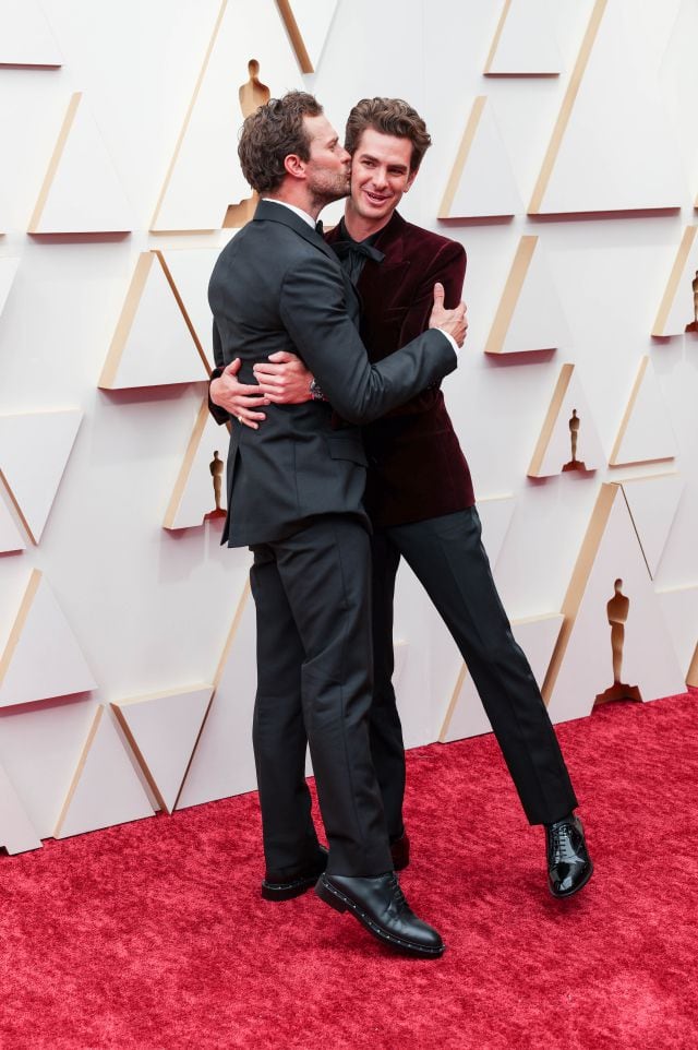 Jamie Dornan y Andrew Garfield, muy cariñosos en los Premios Oscar 2022.