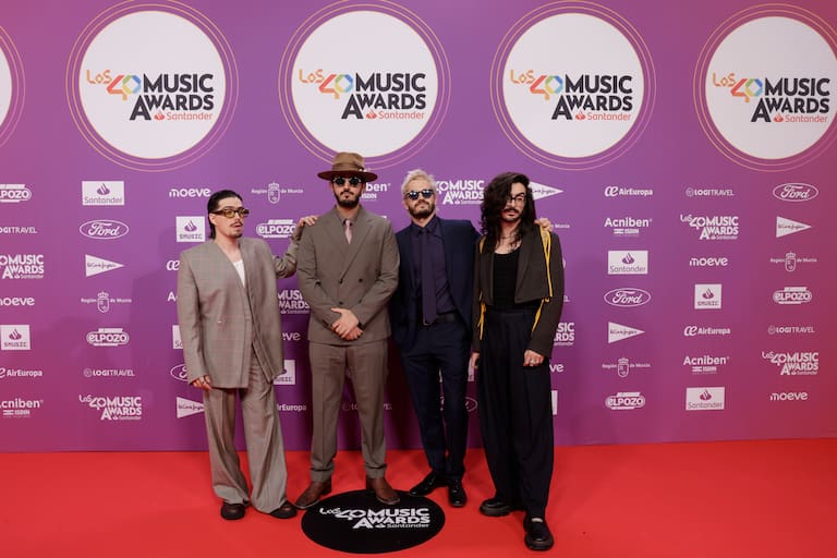 Los miembros del grupo colombiano Morat se han puesto de acuerdo en la paleta de colores en tonos tierra para LOS40 Music Awards Santander 2025.