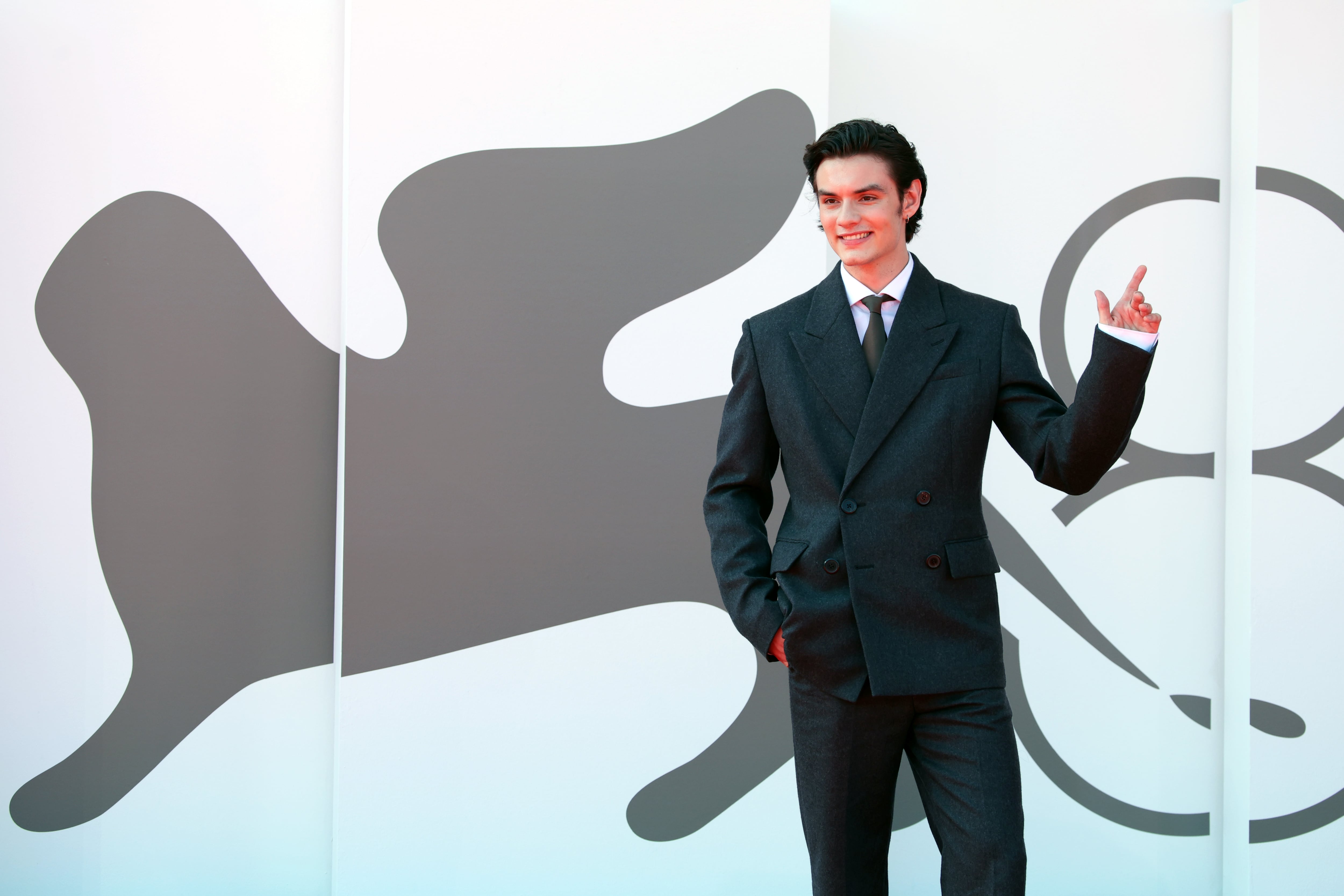 Louis Partridge en el Festival de Venecia 2024. / Daniele Venturelli/WireImage.