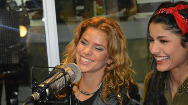 Adriana Lucia presenta su nuevo sencillo ‘Dime’ junto a Martina La Peligrosa