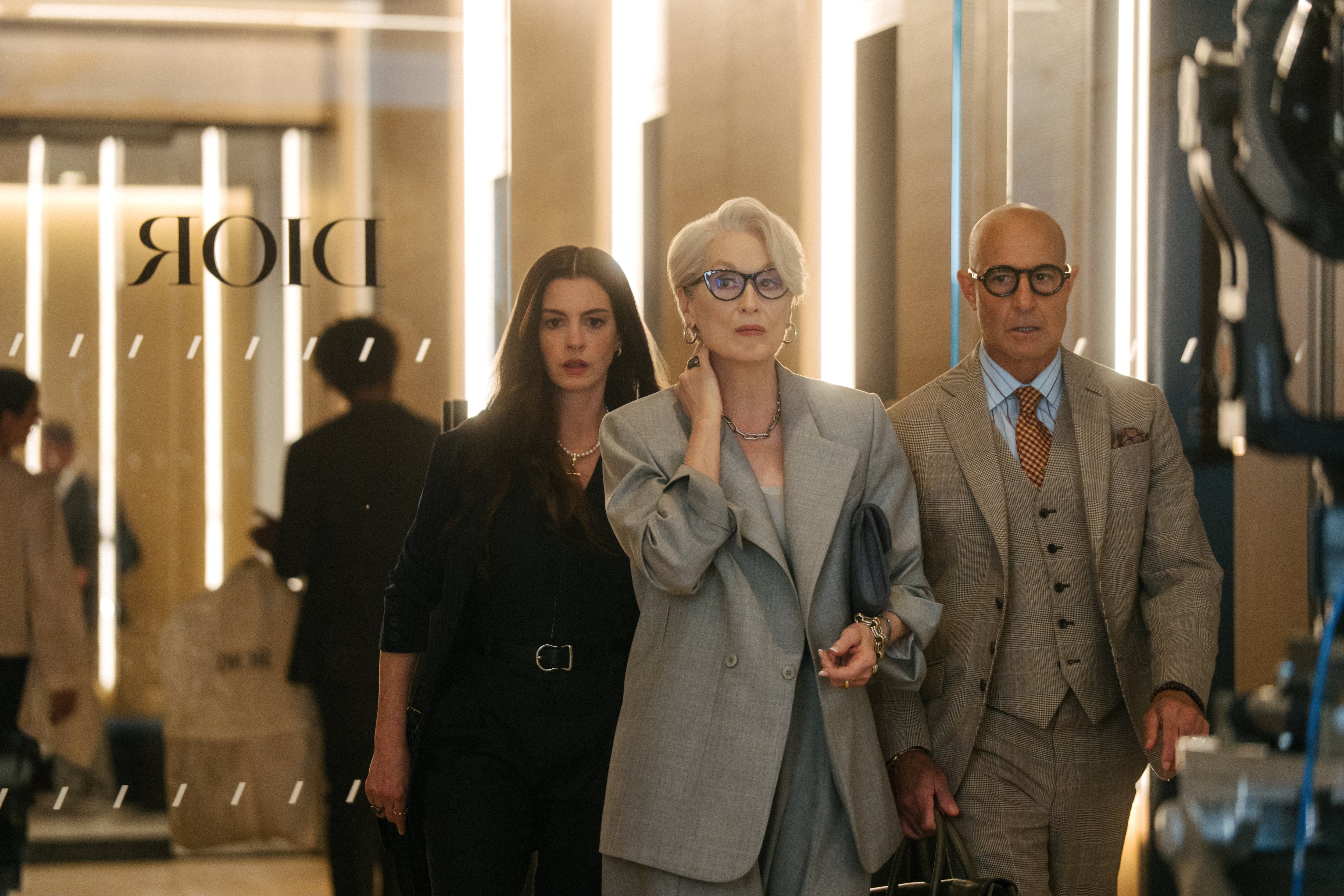 Anne Hathaway como Andy Sachs, Meryl Streep como Miranda Priestly y Stanley Tucci como Nigel Kipling en 'El Diablo Viste de Prada 2'. / 20th Century Studios / Macall Polay