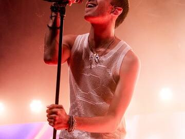 ¿Quién es Sangiovanni, el italiano con el que colabora Aitana en ‘Mariposas’?