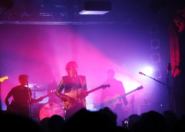 Albert Hammond Jr. durante su concierto en el Point Ephémère de París.