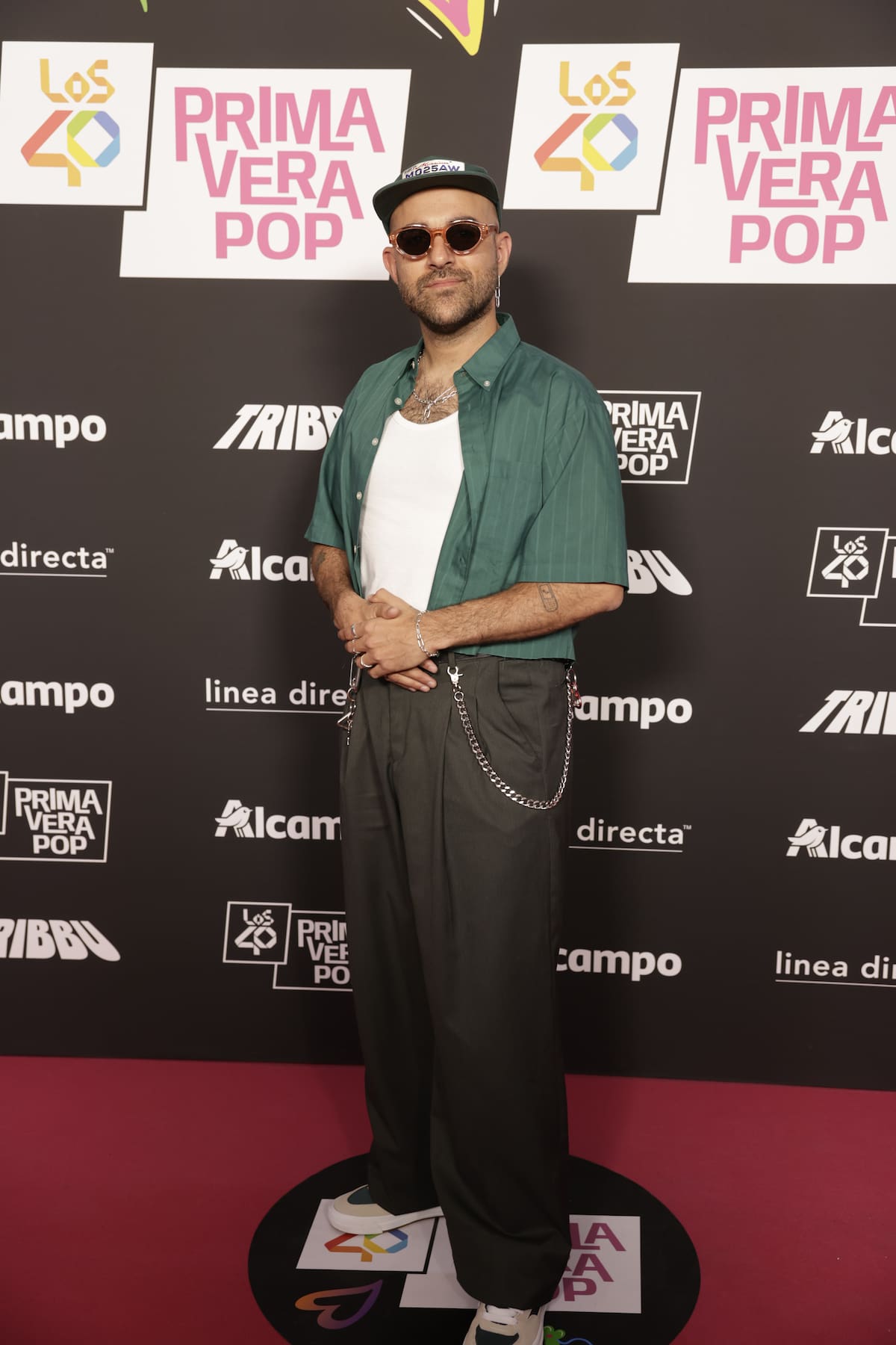 El cantante Nil Moliner se ve que estaba deseando que se fuera el frío. Y lo decimos por estas gafas de sol que nos teletransportan a una terracita. Hasta ha sustituido el gorro de lana por la gorra.