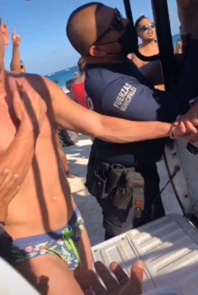 Detienen a pareja gay por besarse en la playa