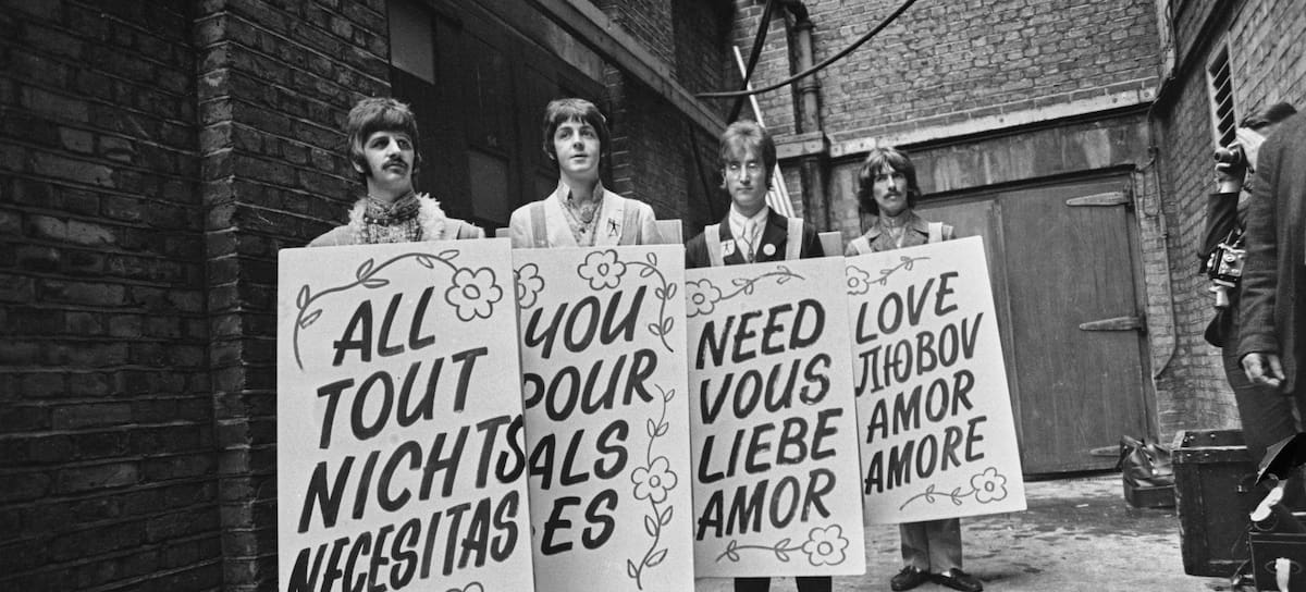 Los Beatles sujetan carteles en inglés, francés, alemán, español y ruso en la transmisión vía satélite del programa de la BBC 'Our World', con la canción 'All You Need Is Love' (1967).