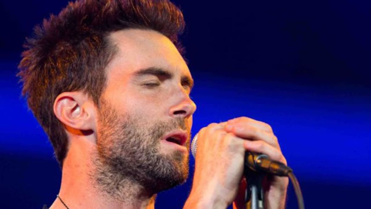 ¡Adam Levine le revoleó un micrófono a una fan!