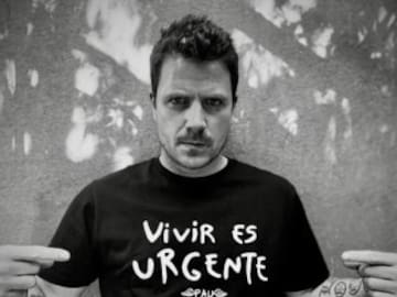 Pau Donés: A un año de su muerte, Dani Rovira, Dani Martín, Jordi Évole o Luz apoyan su camiseta solidaria