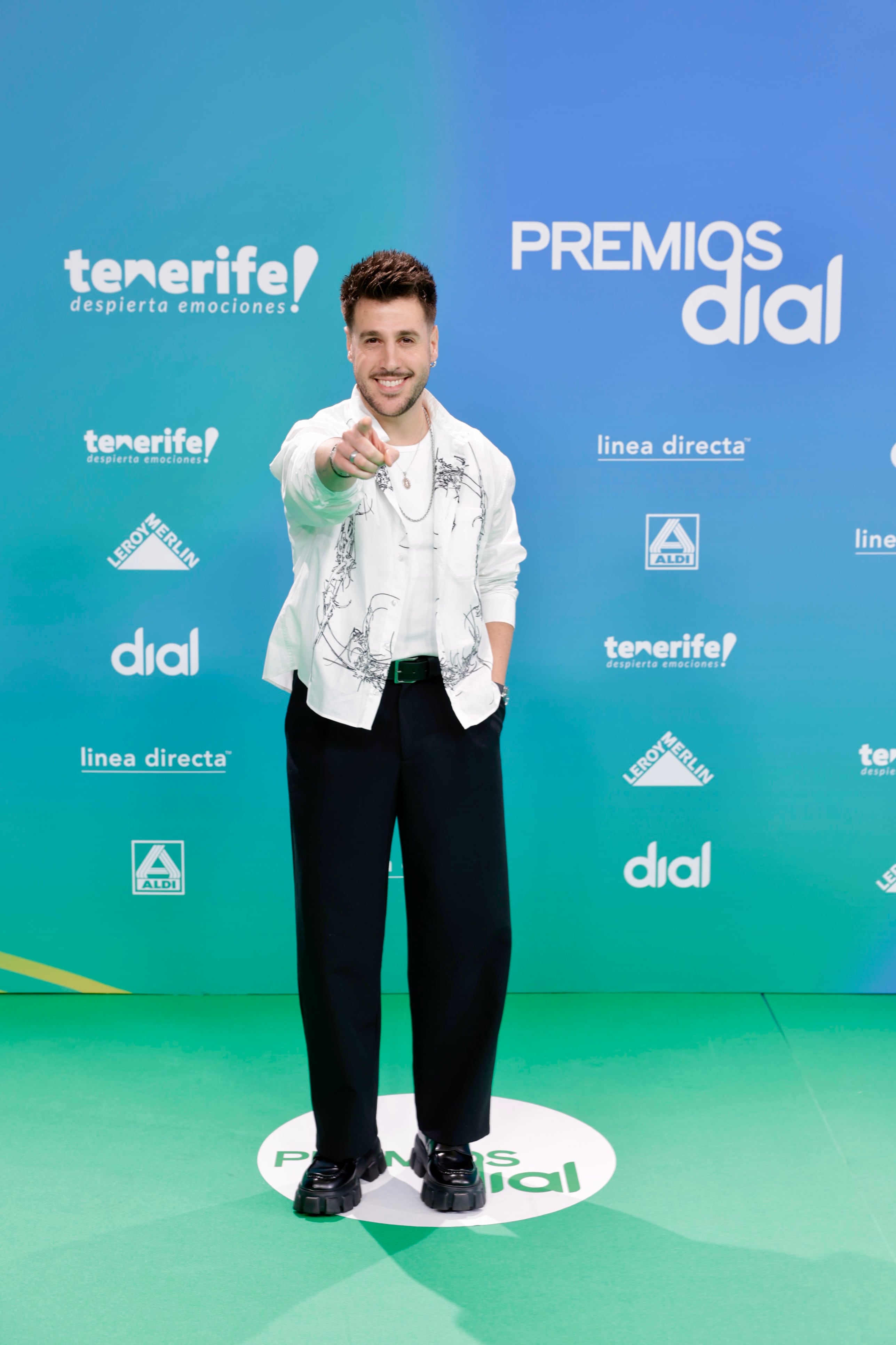 Su nuevo álbum se llama Luz y eso es lo que trajo a la alfombra verde con ese look de camisa blanca con estampado artístico y camiseta blanca debajo.