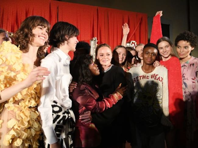 Stella McCartney y varias modelos después de un desfile en Milán en 2019.