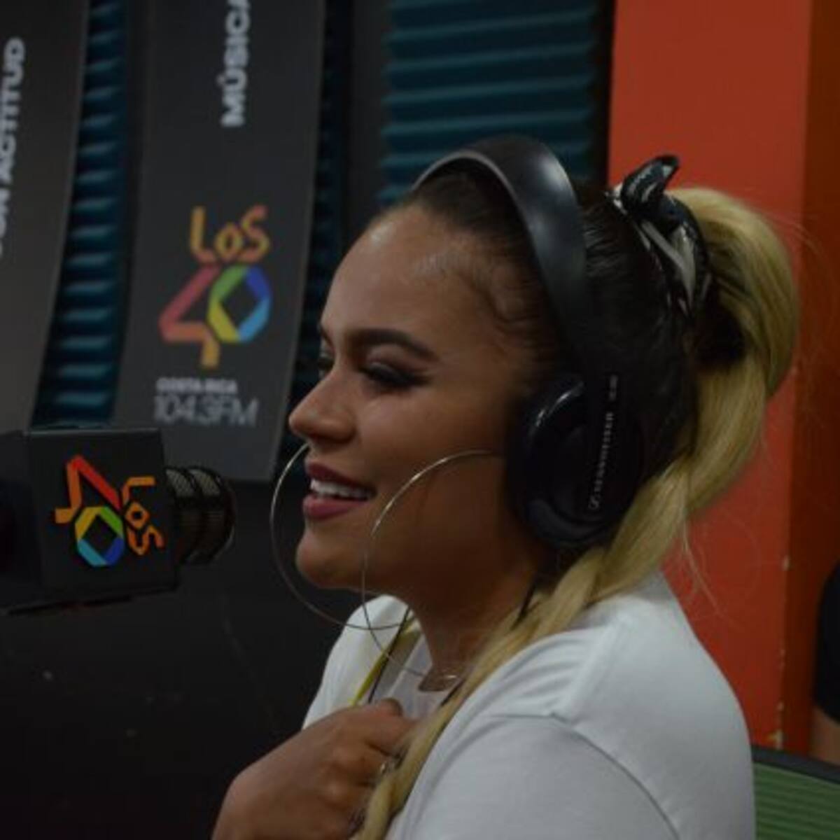 Karol G recibe doble disco de platino en la cabina de Los40
