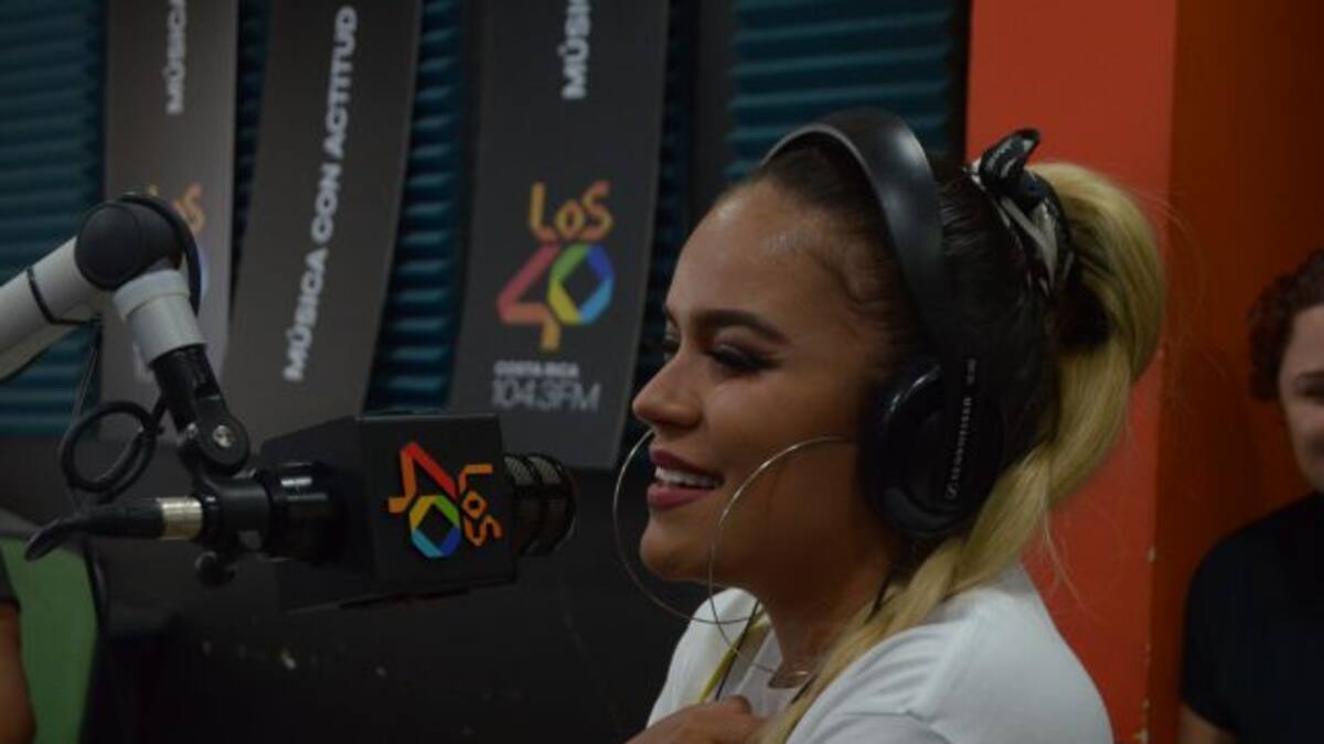 Karol G recibe doble disco de platino en la cabina de Los40