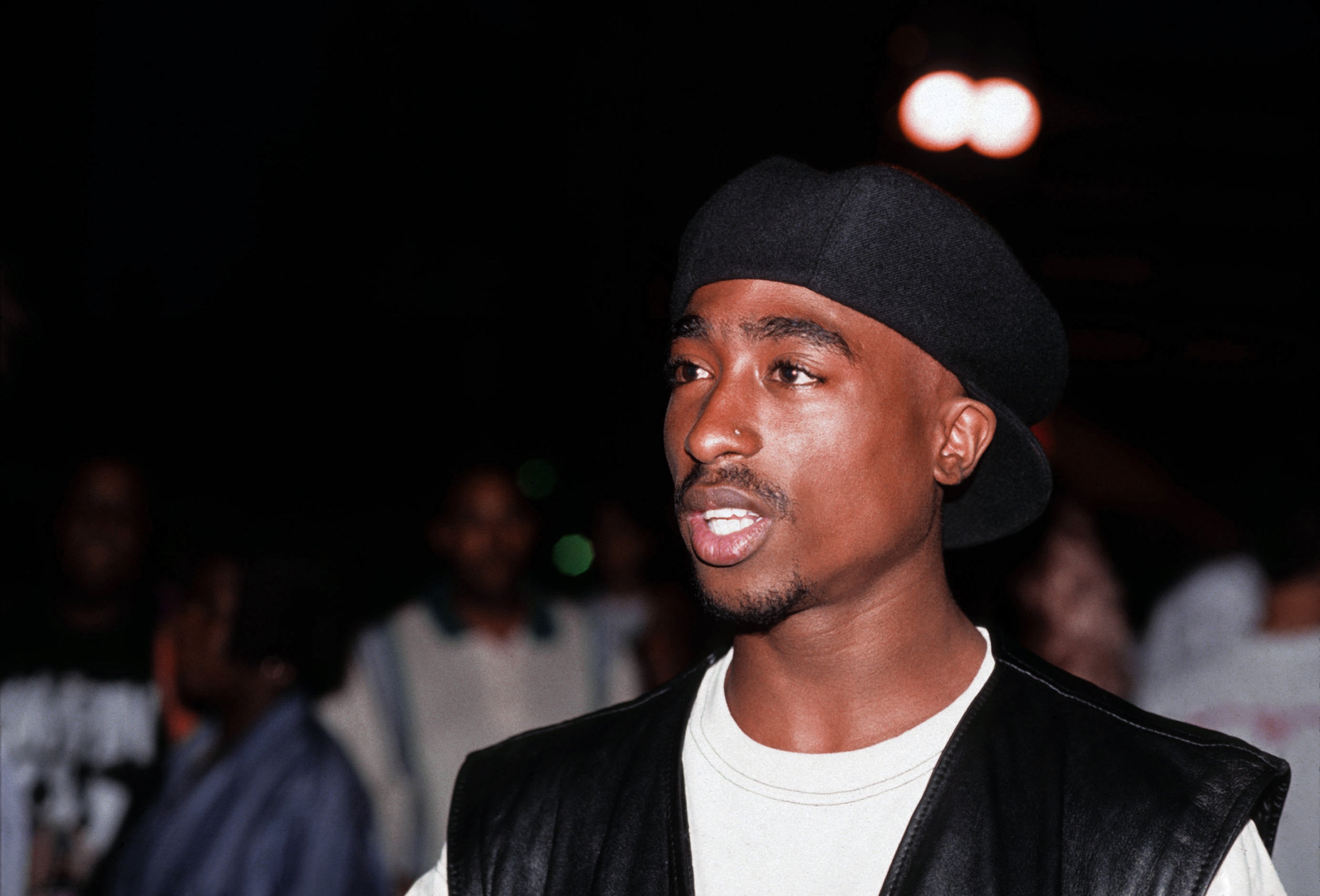 El rapero Tupac Shakur posa para un retrato en el Club Amazon el 23 de julio de 1993 en Nueva York, Nueva York.
