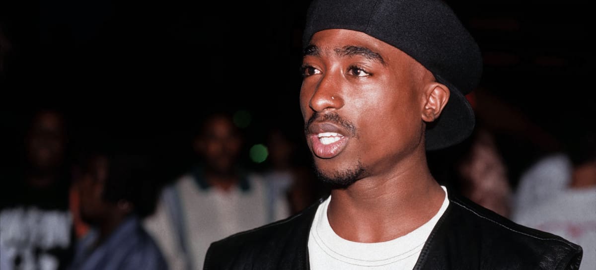 El rapero Tupac Shakur posa para un retrato en el Club Amazon el 23 de julio de 1993 en Nueva York, Nueva York.