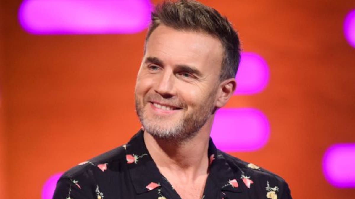 Gary Barlow, Michael Bublé y Sebastián Yatra se ponen el traje en ‘Elita’: ¡Aquí el vídeo y la letra!