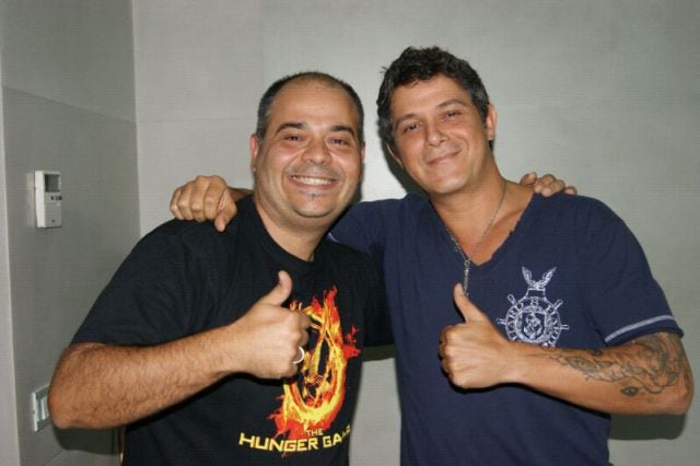 Alejandro Sanz con Luis Miguel Ortiz en la casa del artista.