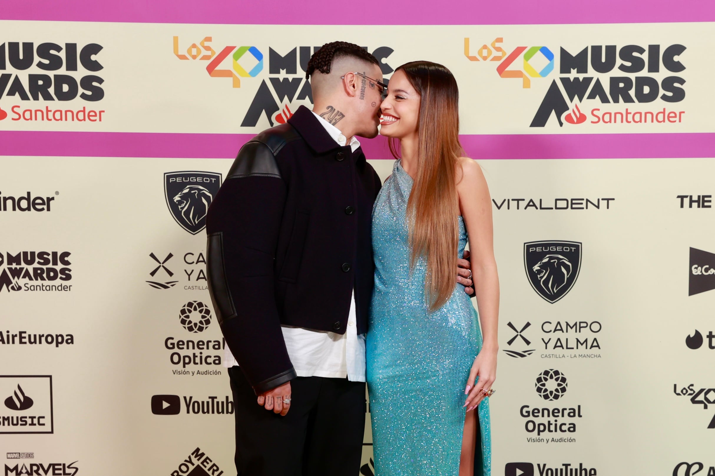 Duki y Emilia en la alfombra roja de LOS40 Music Awards Santander 2023 / Foto: Jorge París y Elena Buenavista