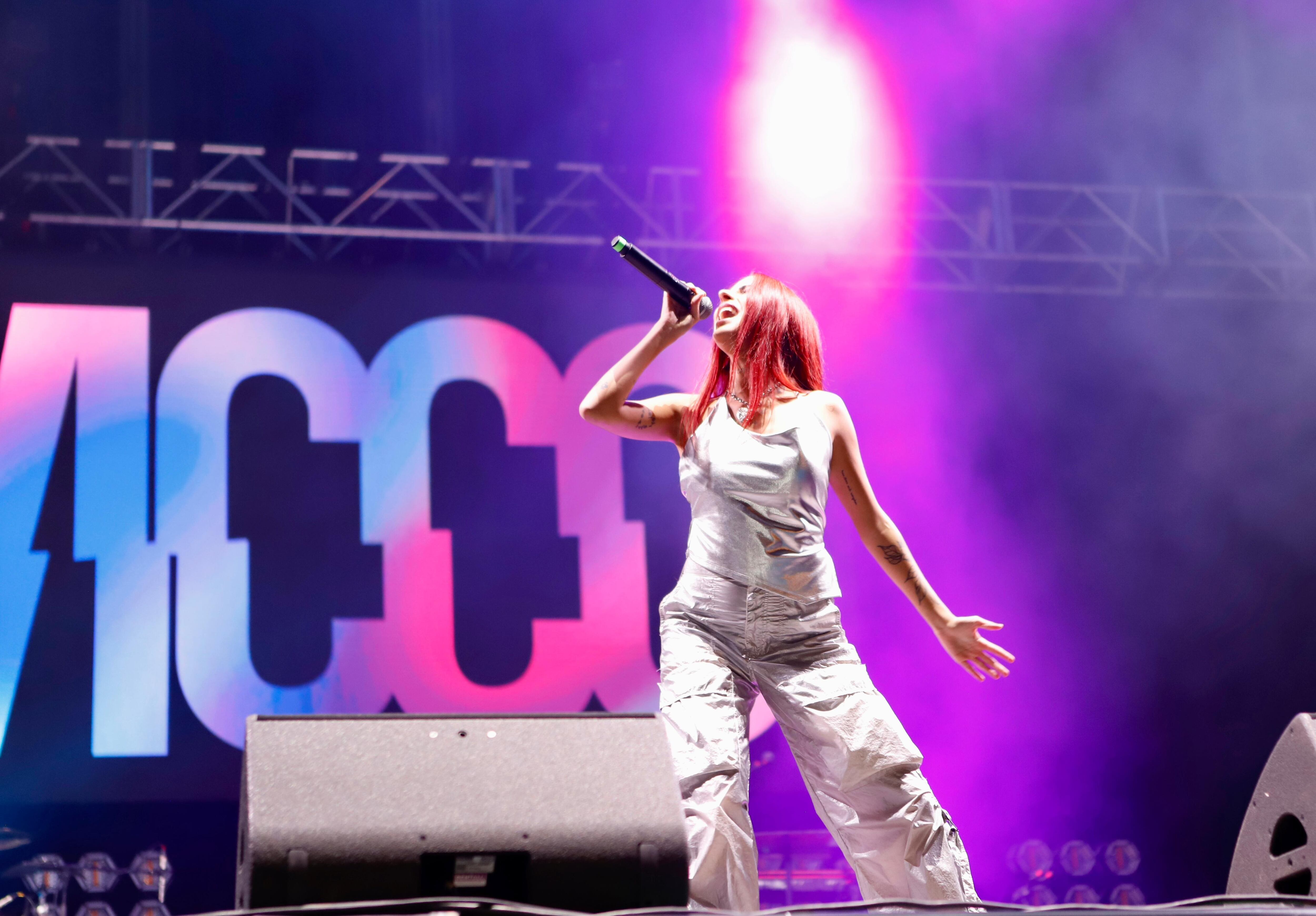 En 2023, Vicco se enfrentó por primera vez a subirse a la Plaza del Pilar y, este segundo año, le ha servido para ampliar su repertorio y, además de 'Nochentera' también cantar 'te quiero'.